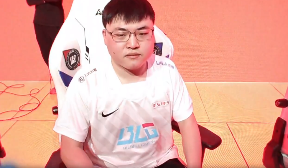 蜂鸟竞技-包含Uzi关键节点回归赛场,独行侠带队取胜!的词条