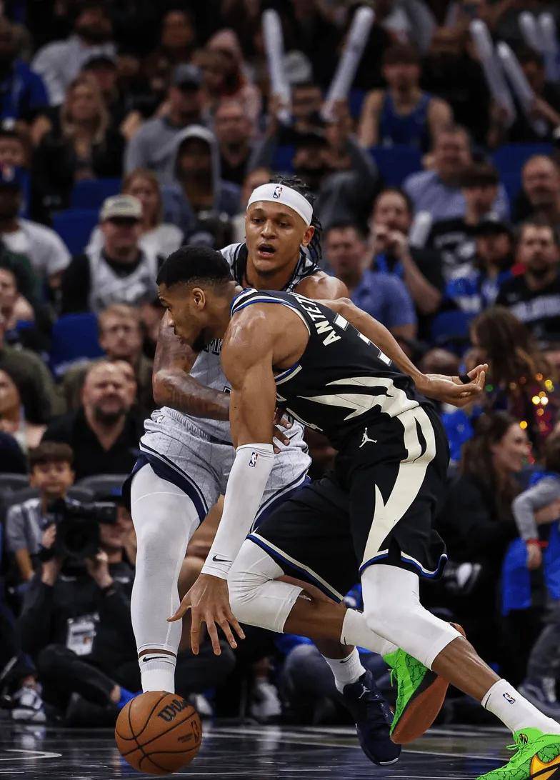 包含字母哥回归赛场，大胜首场状态亮眼，TL观众沸腾！的词条